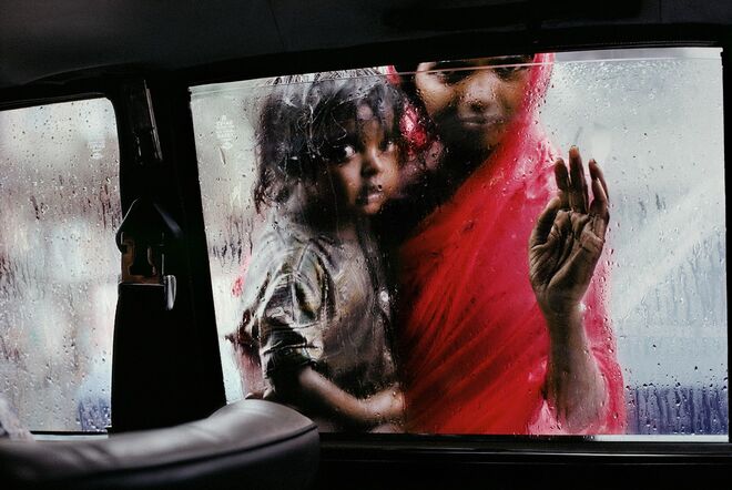 Mother and child at car window, 1993 ©Steve McCurry