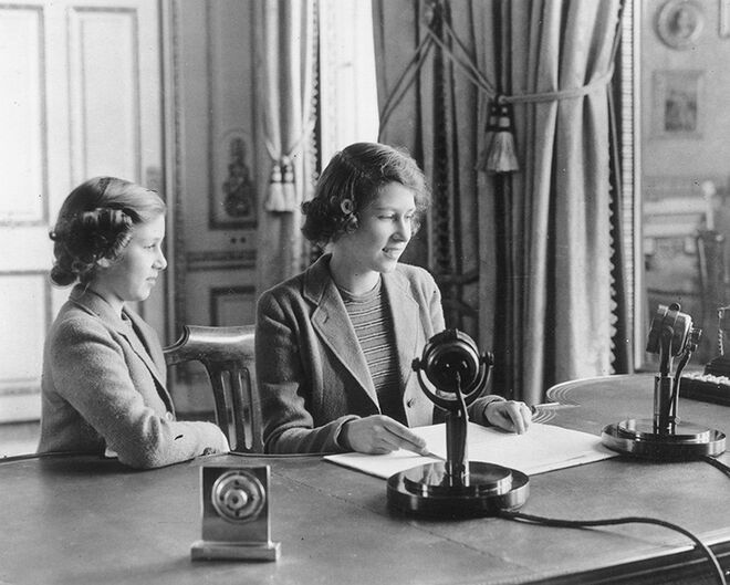 As duas princesas no seu primeiro discurso transmitido pela rádio a 12 de outubro de 1940, em London