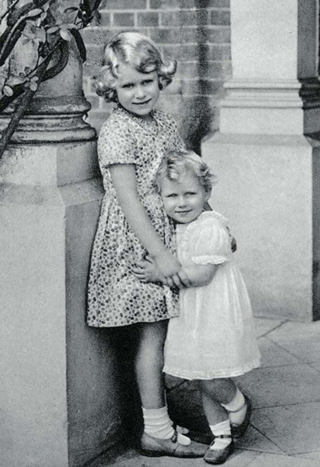 Isabel II com 6 anos ao lado da irmã a Princesa Margarida