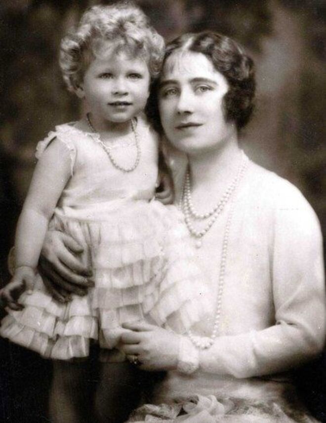 Isabel II ao colo da mãe