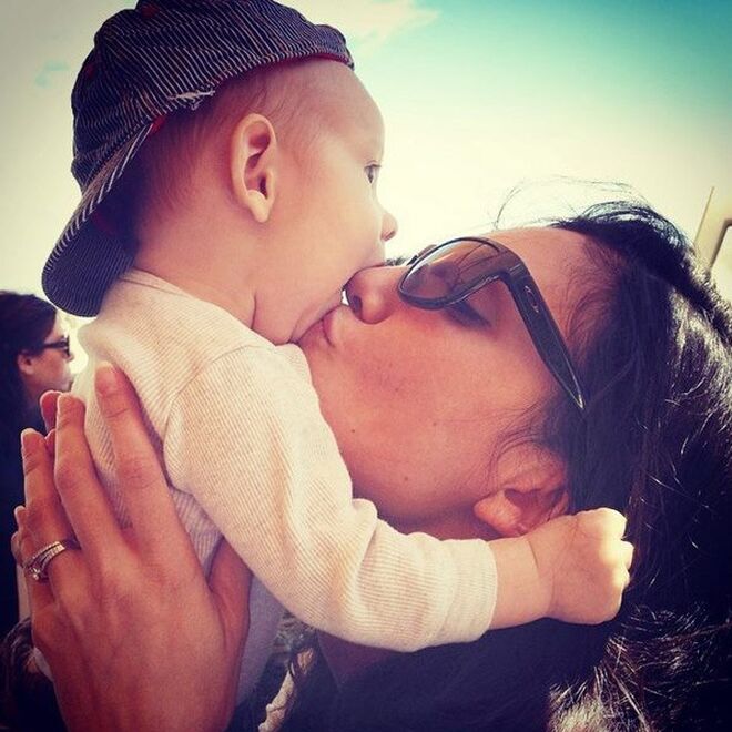 4. Daniela Ruah com o filho River Isaac