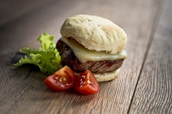 Mini bife em bolo de caco