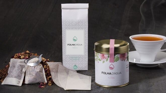 Surpreenda a sua Mãe com uma infusão floral e envolvente , especialmente pensada para esta data. A Folha d'Água idealizou um cabaz composto por duas deliciosas infusões, e os acessórios necessários para que possa desfrutar de uma experiência reconfortante e única. Partilhe este momento, com a ternura de uma embalagem dedicada à Melhor Mãe.