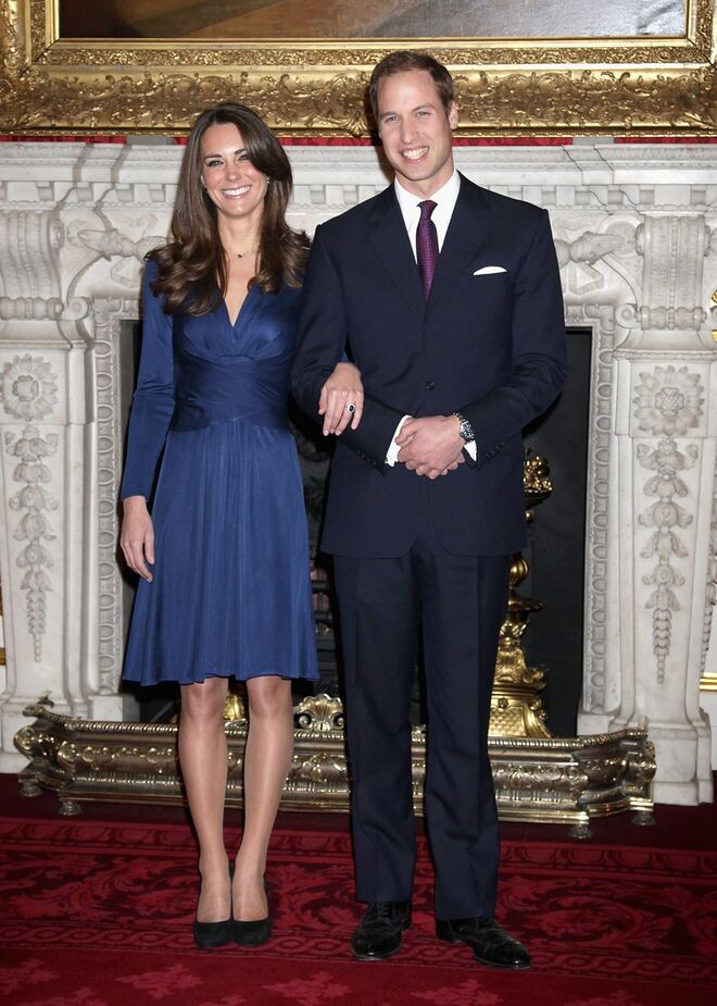 16 de novembro de 2010, um mês depois do noivado. Kate e William posam para a imprensa no Palácio de St. James 