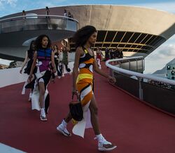 Louis Vuitton Cruise 2017 | O Desfile