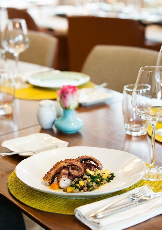 Polvo assim e assado, migas de couve e feijão-frade