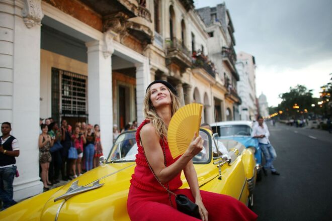 Gisele Bündchen foi uma das celebridades a marcar presença no desfile da Chanel em Cuba.