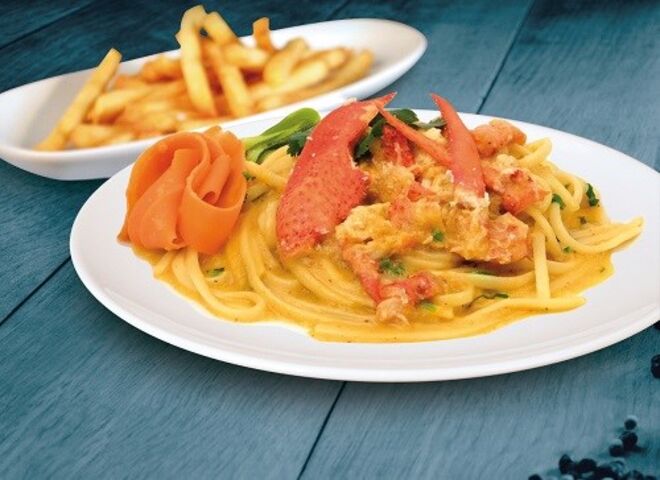 Linguini de Lavagante (envolto em molho de coco e açafrão)