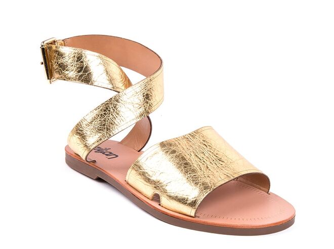 Sandálias em pele metalizada 69.90€ 