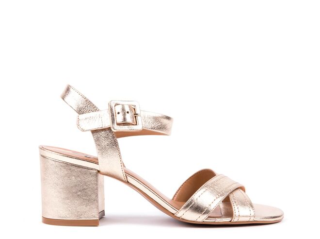 Sandálias em pele metalizada dourada 69.90€ 