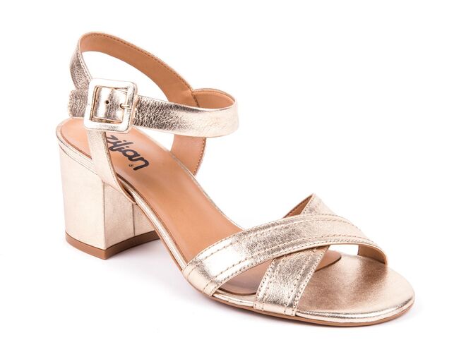 Sandálias em pele metalizada dourada_69.90€ 