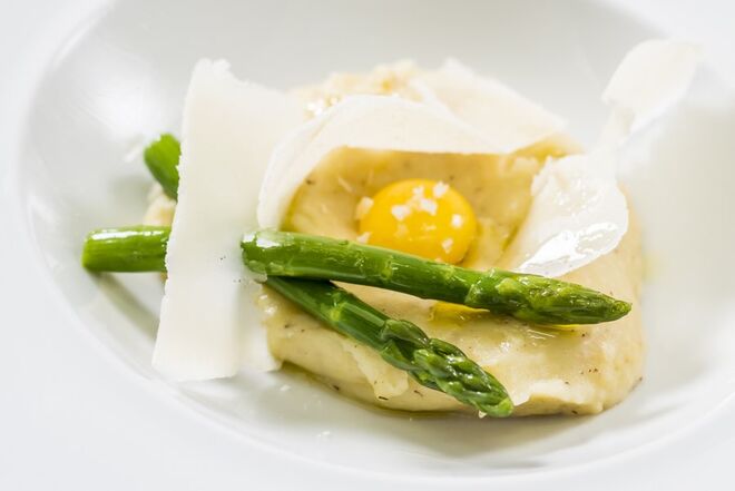 Parmentier – puré de batata trufado, gema, espargo verde e Parmesão 	