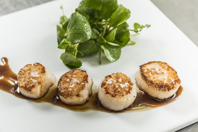 Vieiras grelhadas com vinagreta de balsâmico e soja 