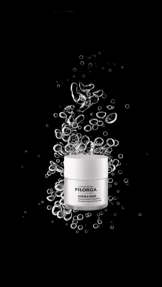 A FILORGA criou a primeira máscara que combina esfoliação e reoxigenação num formato envolvente. Quando aplicado, o produto é um creme esfoliante que se transforma numa máscara que promove uma melhor respiração da pele. Para deixar permanecer durante 10 minutos antes de enxaguar.