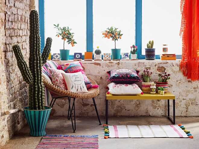 Almofadas com pompons, €10, tapete de casa de banho, €5, caixas para arrumação, €4