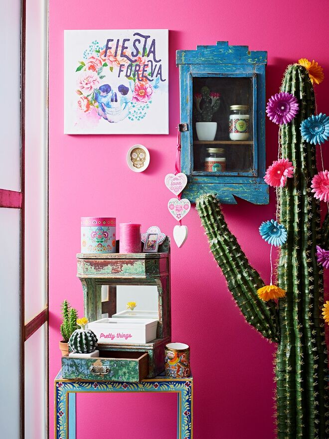 Cacto em copo, €3.50, candeeiro em cacto, €2, quadro, €4, luzes com flores, €4