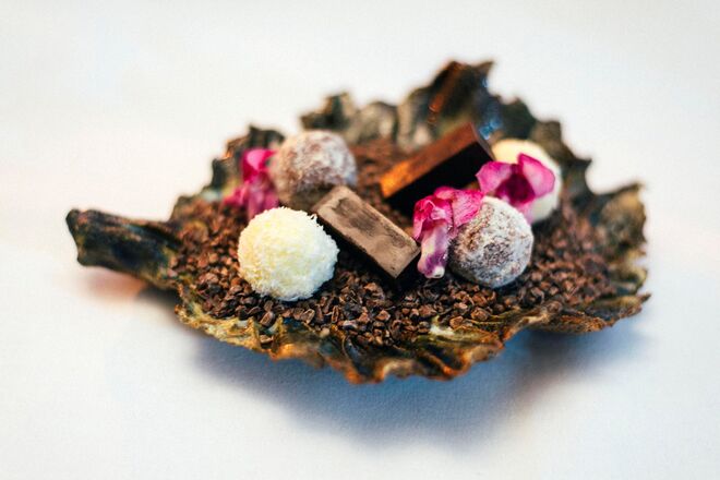 Sobremesa Trufa de coco, trufa de banana e rum e bombom de caramelo e flor de sal, Bon Bon (Chef Nádia Filipe Carrasco)