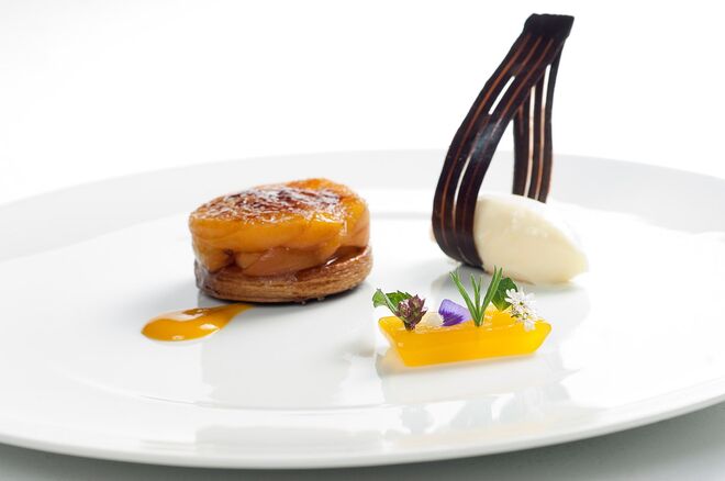 Sobremesa Tarte Tatin de alperce, no The Oitavos (Chef Joaquim Sousa)