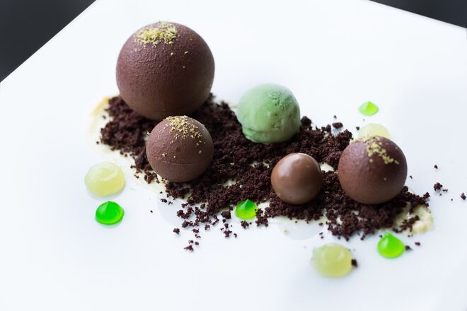 Esféricosde de chocolate, lima e Wasabi, Midori (Chef Diogo Lopes)