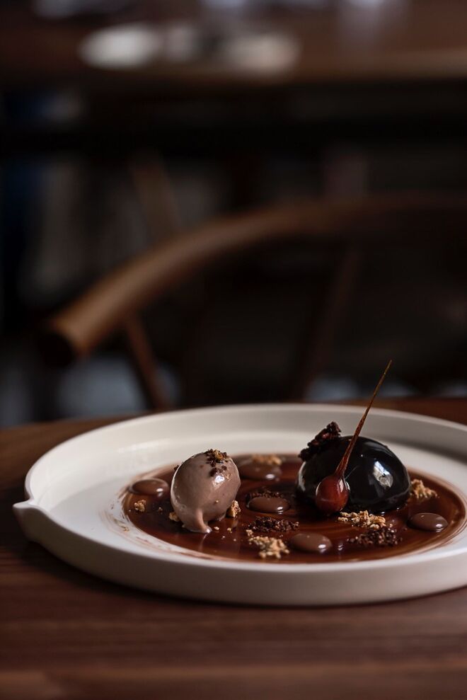 Sobremesa bomba de chocolate e caramelo salgado com sorvete de avelã, Alma (Chef Telmo Coutinho)