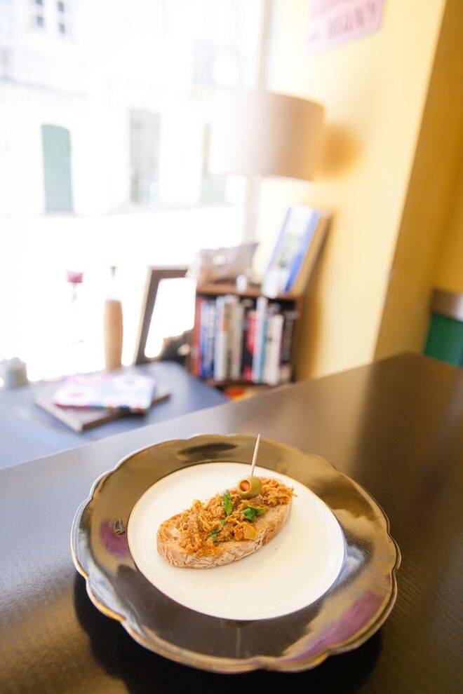 Baguete Tostada com Atum Carilado, Coentros e Top de Azeitona com Pimentão | Batata Doce, Rua São João da Mata 56 A