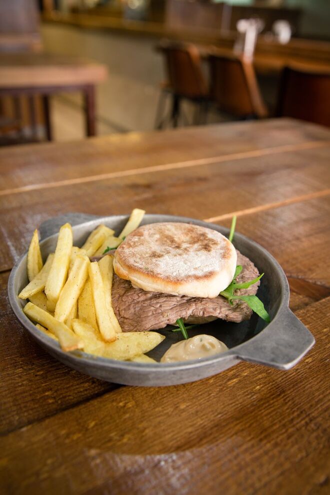 Preguinho de Carne Açoriana com Manteiga, Salsa e Alho, em Bolo do Caco | Bicoprego, Travessa do Monte do Carmo 19