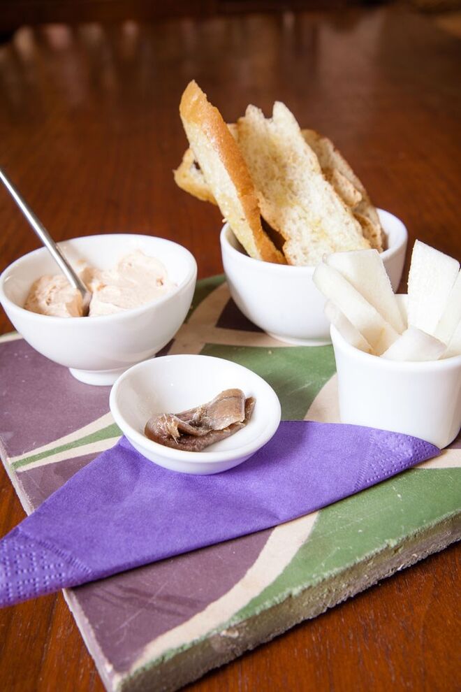 Pão Crocante com Creme de Queijo e Pimenta, com puré de Anchovas | Carinho do Vinho, Rua Nova da Piedade, 23