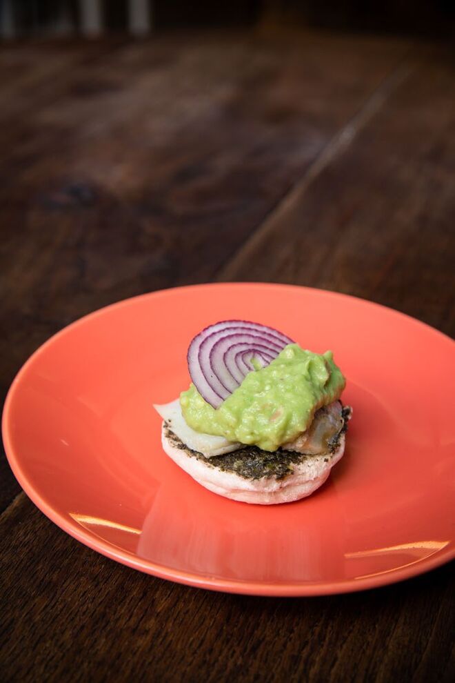 Lasca de Bacalhau Confitado sobre Bolo do Caco, em creme de Abacate com Mel e Citrinos | Clube do bacalhau, Travessa do Cotovelo 12