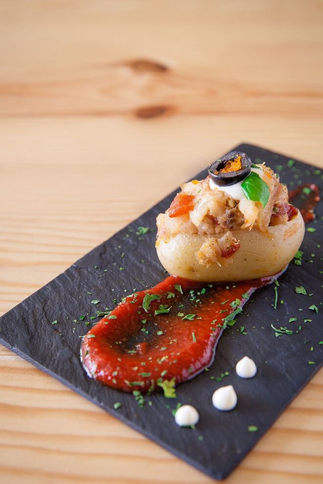 Suculento Miniburguer de Bacalhau em ninho de batata palha, ovo e chouriço, ladeado de molho cocktail | Chiado Terrasse, Rua da Trindade, 28