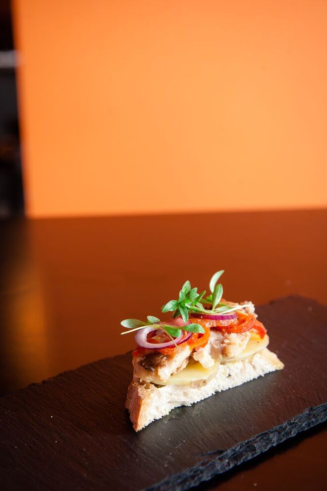 Mousse de Alheira de Borrego com Ovo Cozido, Cebolinho e Natas, com Chutney de Gengibre, Malagueta, Sésamo, Açúcar Mascavado e Frutos Silvestres, servido em Cone | Dr Wine, Rua da Assunção 82