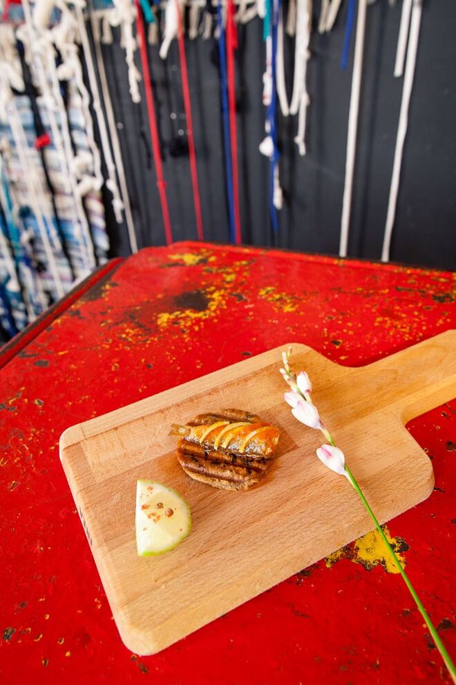 Bolacha de Pão Tostado com Petinga em Molho de Tomate, Azeite, oregãos, Raspa e Sumo de Lima | Flower Power, Calçado do Combro, 2