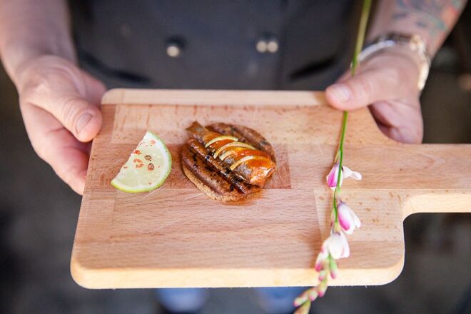 Bolacha de Pão Tostado com Petinga em Molho de Tomate, Azeite, oregãos, Raspa e Sumo de Lima | Flower Power, Calçado do Combro, 2