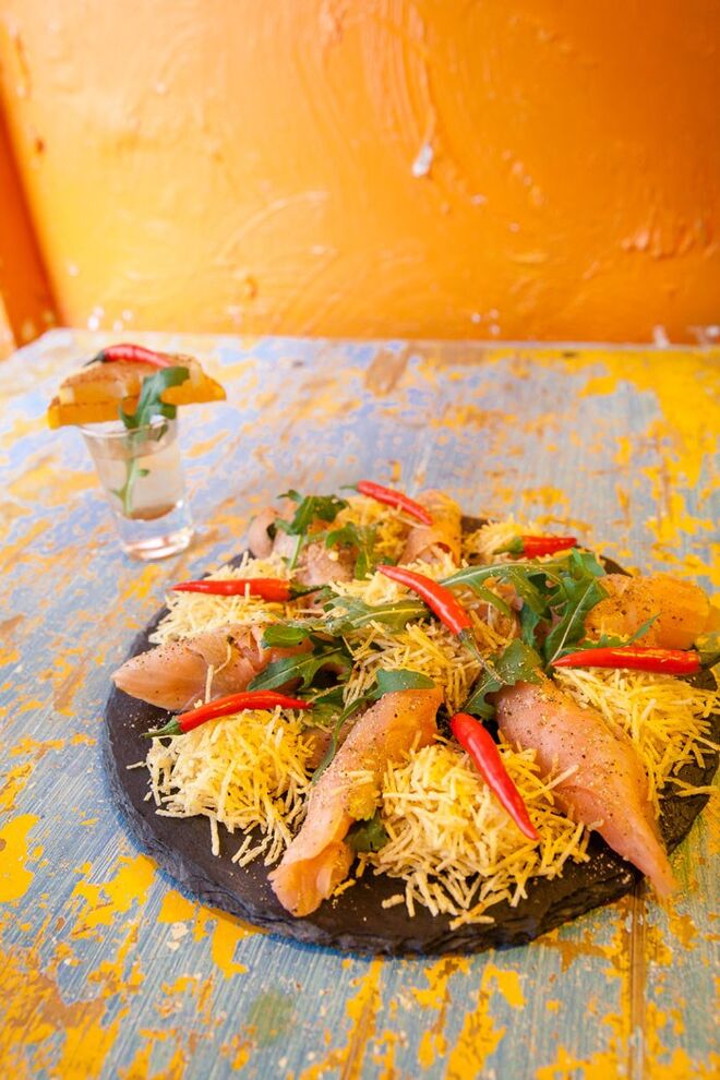 Rolo de Salmão Fumado, Laranja e Rúcula, acompanhada de um Shot | Lábios de Mostro, Rua Oliveira ao Carmo, 47