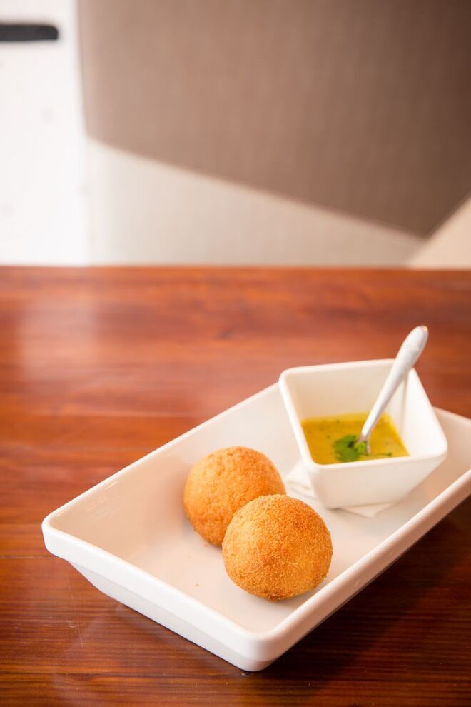 Coquete de alheira com mostarda e mel | Lateral Cais Sodré, Travessa dos Remolares 41