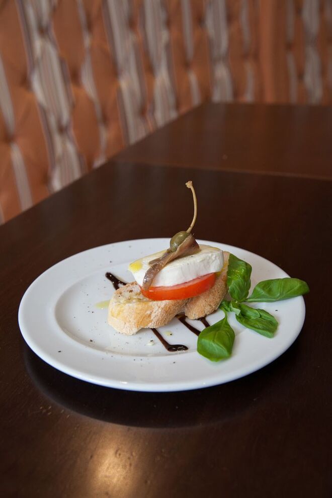 Pão Torrado, Alho, Azeite, Queijo Mozarella de Bufala, Tomate, Anchova e Alcaparra | Limoncello, Rua Nova da Trindade, 10C