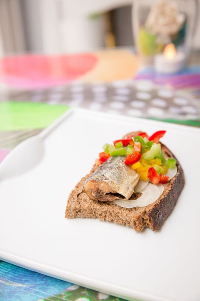 Sardinha Picante em Cama de Pimentos Coloridos e Pão Regional | Love Wine, Rua Nova da Trindade, 6 B