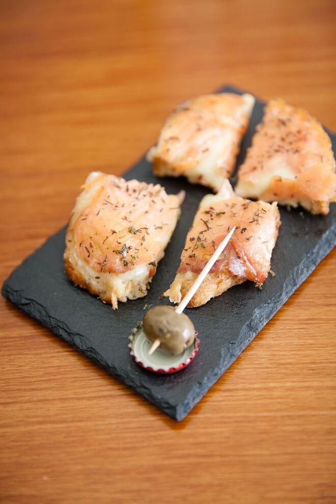 Fatia de Pão Alentejano com Queijo de Cabra, Mel e Alheira, Regada com Azeite e Alho e Tostada no Forno | Maruto Bar & Bistro, Rua Cais de Santarém, nº 30