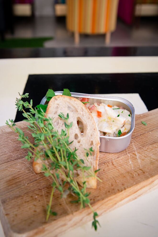 Ceviche de Corvina Lusitana com Cebola Roxa Picada, Raspas de Lima, Laranja, Sumo de Laranja, Limão, Tomate Picado e Salsa | Navegadoors, Rua Augusta 205/207