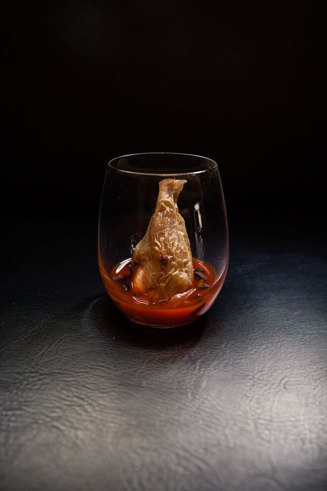 Coxa de Frango em Lima Kaffir, com Lascas de Chocolate Negro e Caramelo de Malagueta | Oficina do Duque, Calçada do Duque, 43