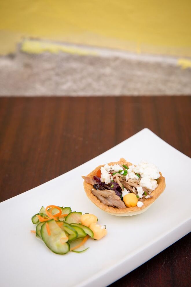 Massa Crocante, Pernil de Porco a Baixa Temperatura com Cebola Caramelizada, Queijo e Sunomono | Os Bons Malandros, Rua da Bica Duarte Belo 51