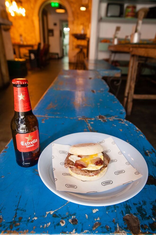 Vazia Maturada, Chouriço de Barrancos e Ovo de Codorniz em Caco de Cebola | Prego da Peixaria, Rua Escola Politecnica 40