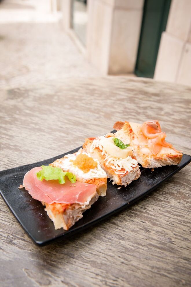 Degustação Variada com Caviar, Salmão, Espinafre, Brie, Queijo Philadélfia e Molho Tomate | Soul Coffe, Rua da Madalena, 226