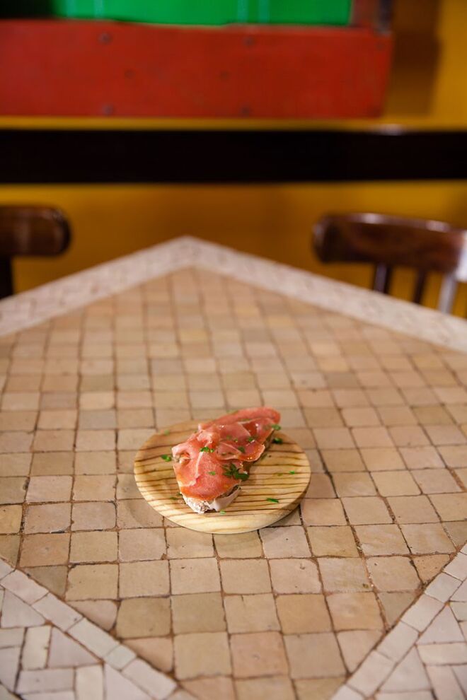 Mini Pão Burguer, Carne, Queijo de cabra e Doce de Tomate Picante | Tapas Bar 28, Travessa dos Fiéis de Deus, 28