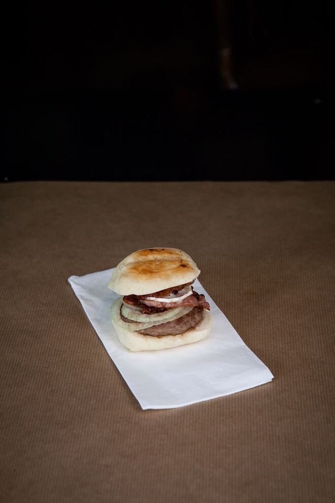Mini Pão Burguer, Carne, Bacon, Queijo Cheddar e Cebola Roxa | Tapas Bar 52, Rua D. Pedro V , 52