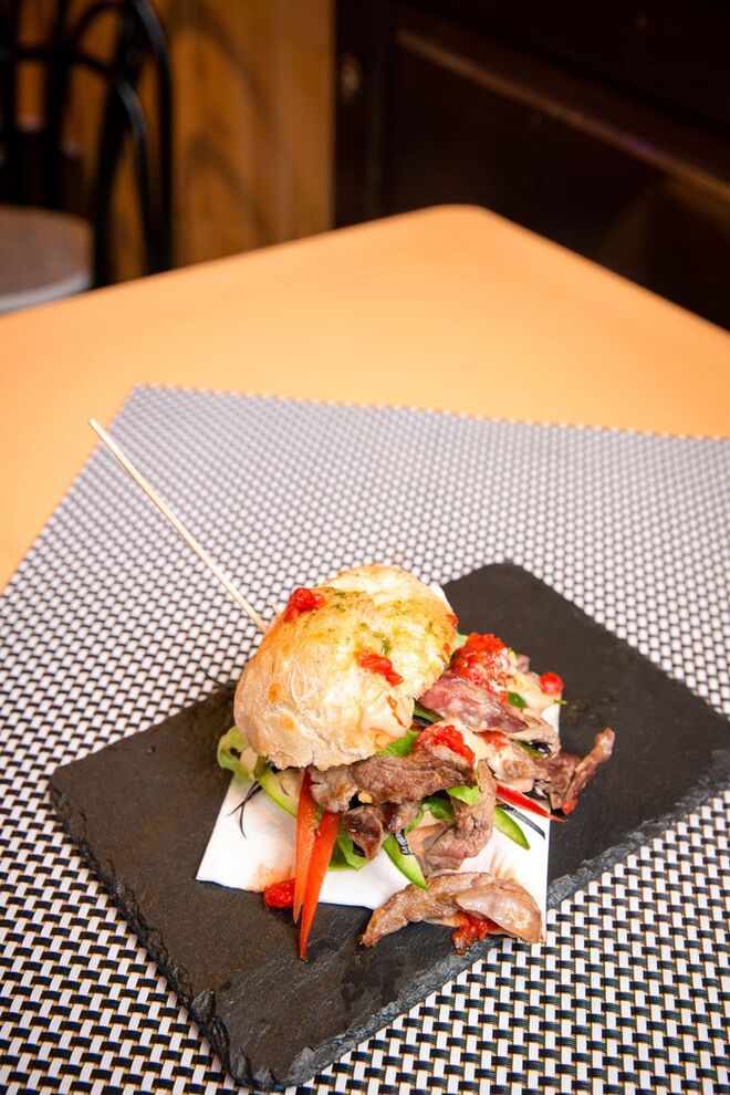 Carne Assada, Salada em Molho de Cocktail em Pão Bola tipo Burguer | Tapas do Bairro, Rua da Rosa, 71