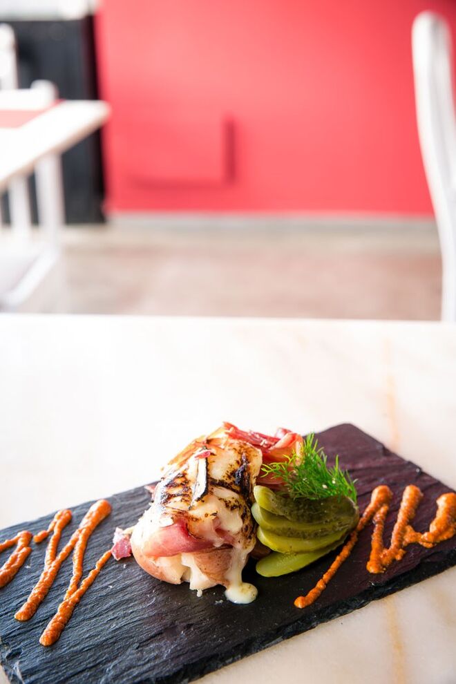 Bataca Cozida, Presunto, Coulie de Pimentos, Queijo Brie de Meaux e Pickle Laminado | The Bistro Chic, Rua da Moeda, 1 F/G