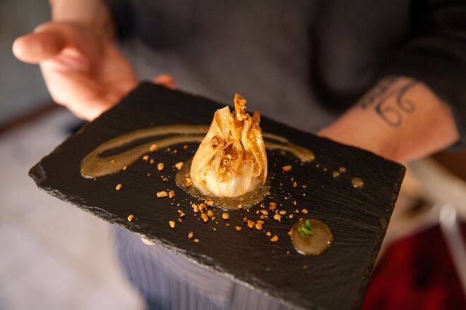 Estaladiço de Queijo de Cabra, Regado com Mel e Crumble de Amendoim Picante | Trilogy, Calçada do Carmo, 23