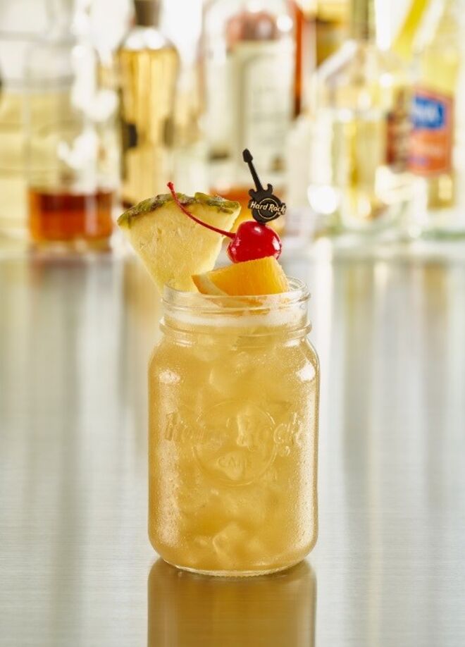 All Jacked Up – criado para acompanhar o Jamaican Jerk Burger (Jack Daniel’s Tenesse Honey, Jack Daniel’s Tenesse Whiskey, Bacardi Oakheart Rum, com sumos de ananás e lima). 