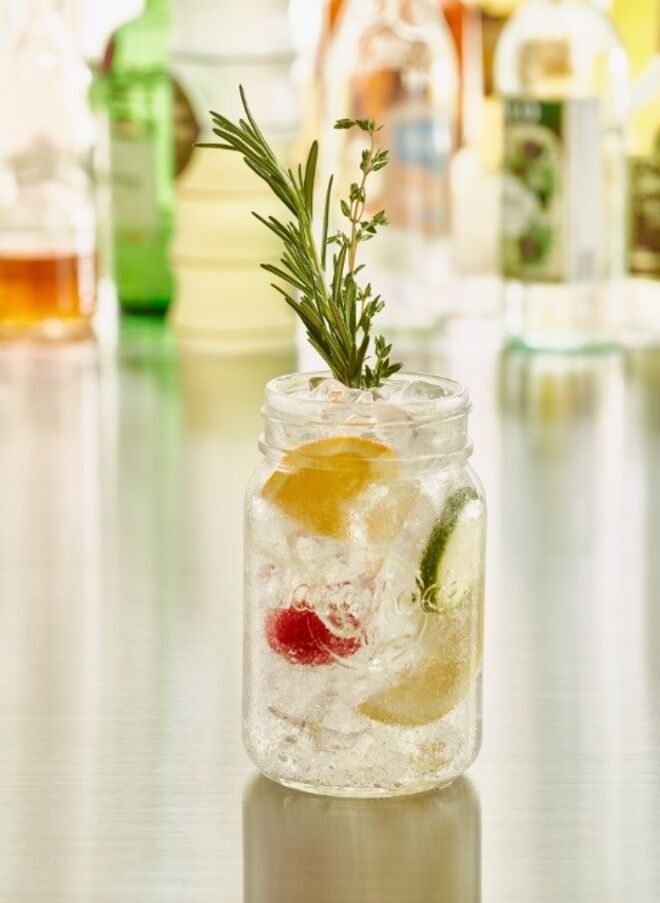 Crisp Sipper – criado para acompanhar o Aloha Burger (Hendrick’s, xarope de pepino Monin, pepino fresco, limão, laranja e framboesa, com água tónica e decorada com tomilho e alecrim).