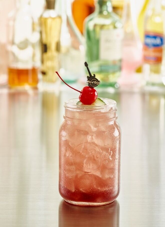 Black Cherry Melonade (não alcoólico) – Java Lava Burger (xarope de cerejas pretas e licor de pepino Monin, lima e refrigerante de gengibre).